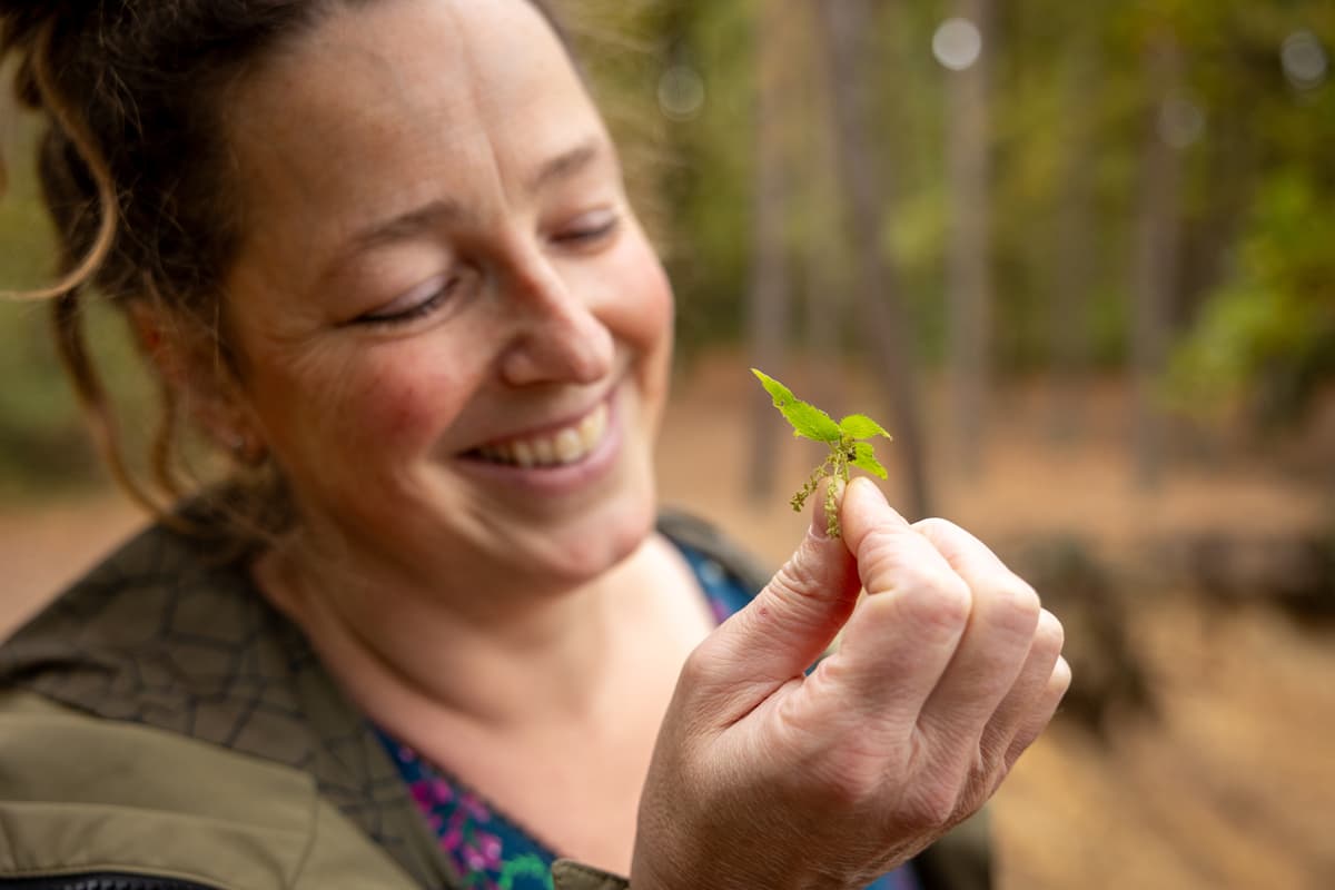 Inge houdt lachend een klein groen blaadje omhoog