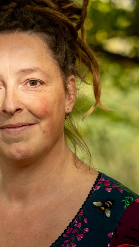 Inge Vervoorn, palliatief doula, glimlachend in het bos